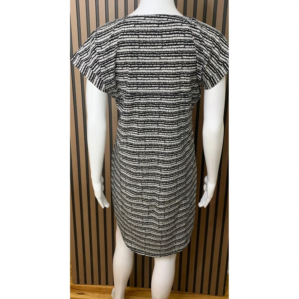 T by Talbots Black White Dash Print Shift Dress Petite P Short Sleeve Curved Hem